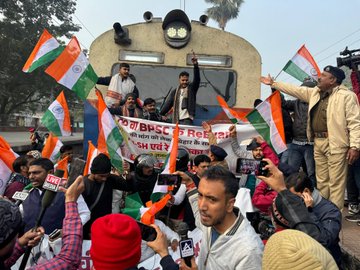 बीपीएससी छात्रों के साथ पप्पू यादव ने किया धरना