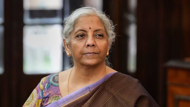 आज महाराष्ट्र में कैबिनेट का विस्तार होने जा रहा है, जिसमें 32 मंत्री शपथ ले सकते हैं। गृह मंत्रालय किसे मिलेगा,