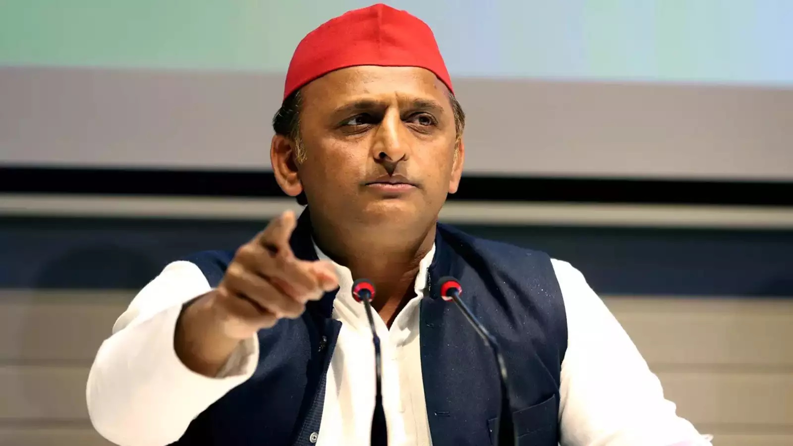 अखिलेश यादव एक भारतीय राजनीतिज्ञ हैं और समाजवादी पार्टी (सपा) के प्रमुख नेता हैं। वह उत्तर प्रदेश के पूर्व मुख्यमंत्री (2012-2017) रह चुके हैं और वर्तमान में लोकसभा सांसद हैं।